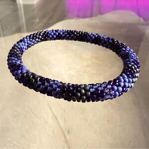 Beaded bracelet Lily and Laura. Peacock purple and blue